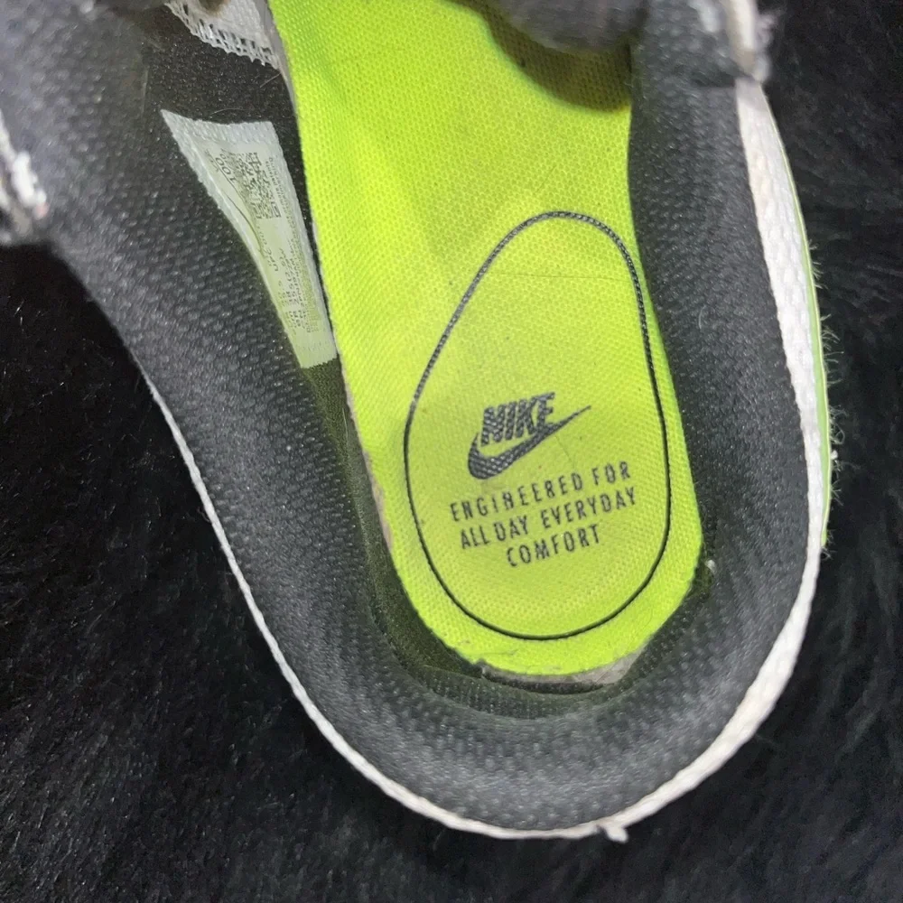 Nike Shoe with Neon Green Insole and Black Lining Women’s 8.5